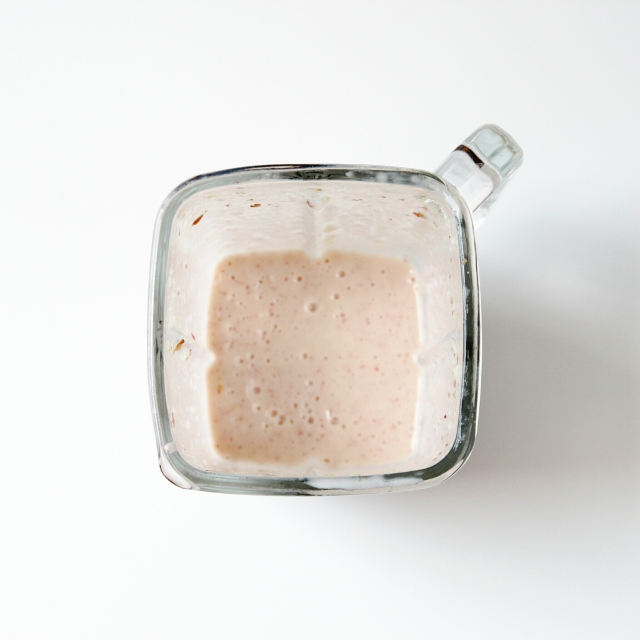 izmiksani sastojci za smrznuti jogurt od breskve 3