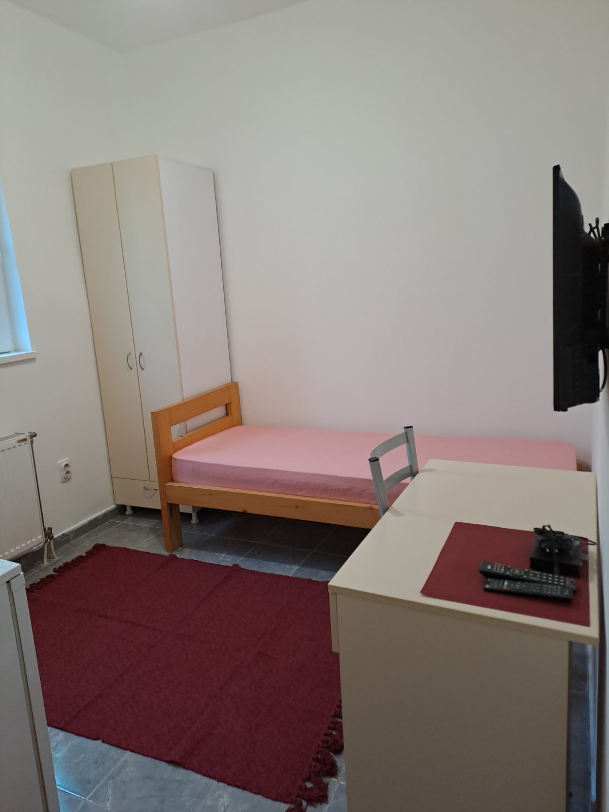 Zemun, Nova Galenika, izdajem sobu za zaposlenu osobu
