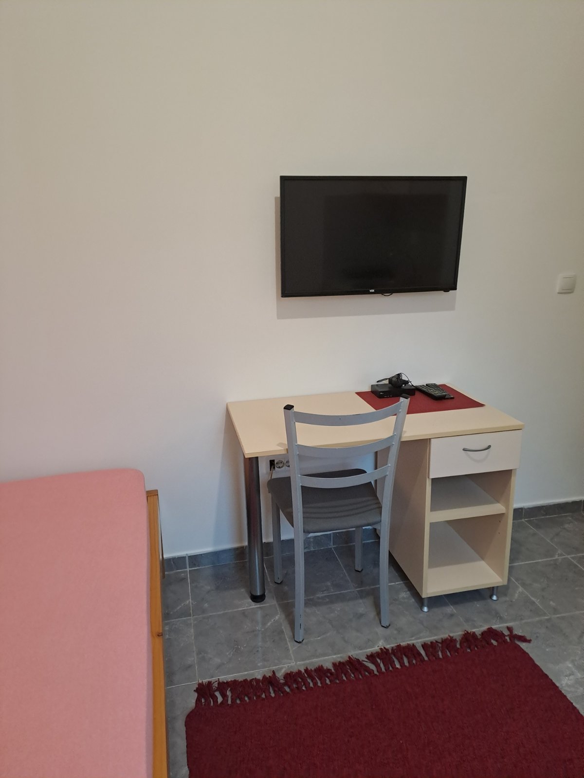 Zemun, Nova Galenika, izdajem sobu za zaposlenu osobu