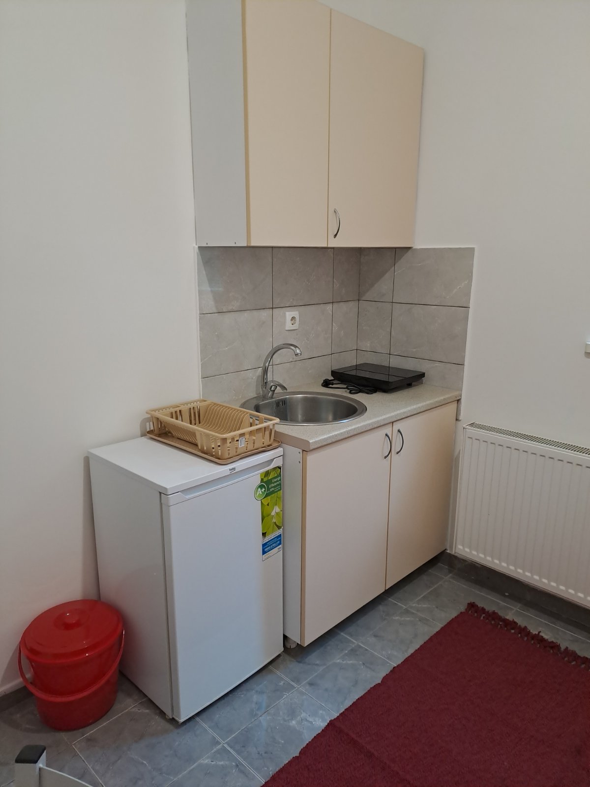 Zemun, Nova Galenika, izdajem sobu za zaposlenu osobu