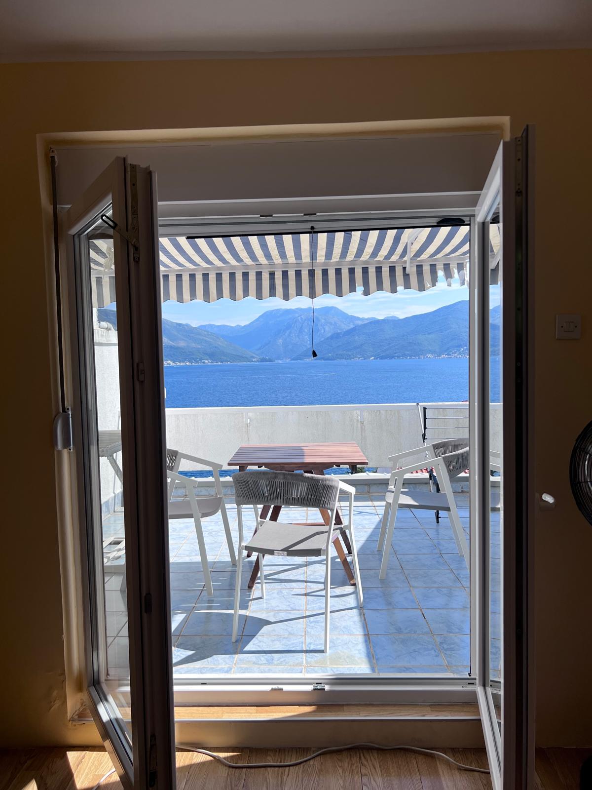 Kompletno renoviran apartman sa pogledom na Boku – Krašići (52m²)