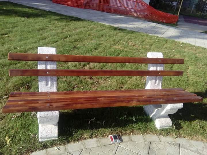 Parkovske betonske klupe sa naslonom