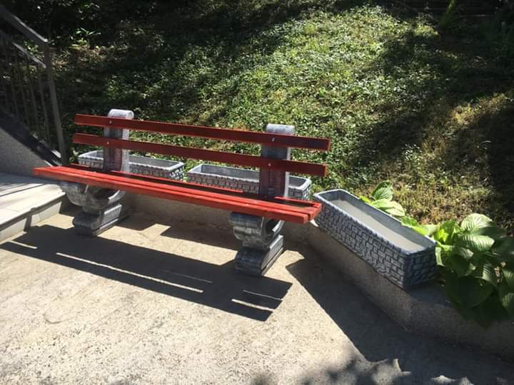 Parkovske betonske klupe sa naslonom