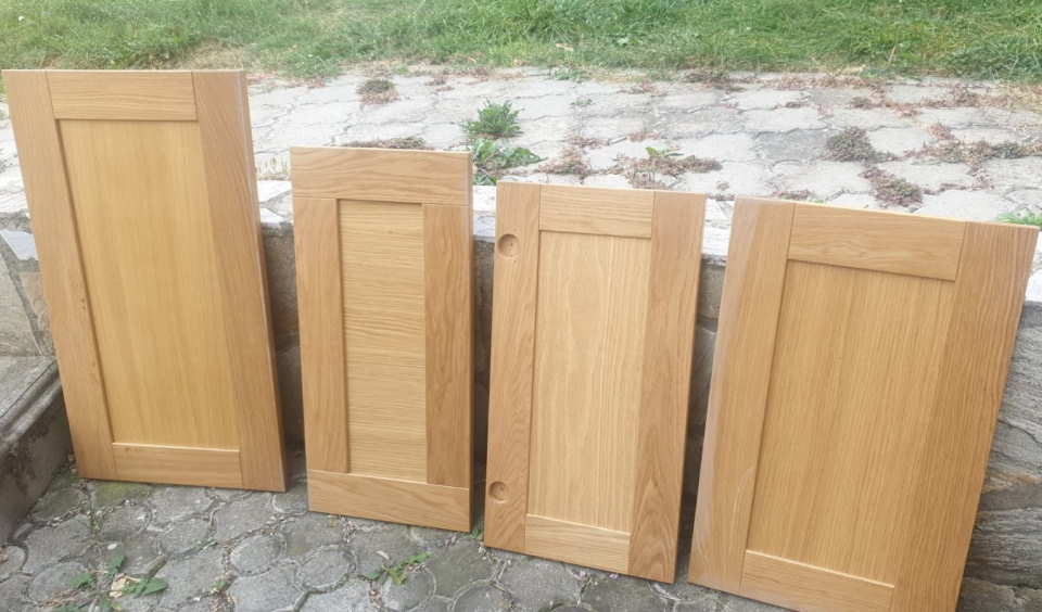 Prodajem 2000 m2 hrastovih vratanca za kuhinje